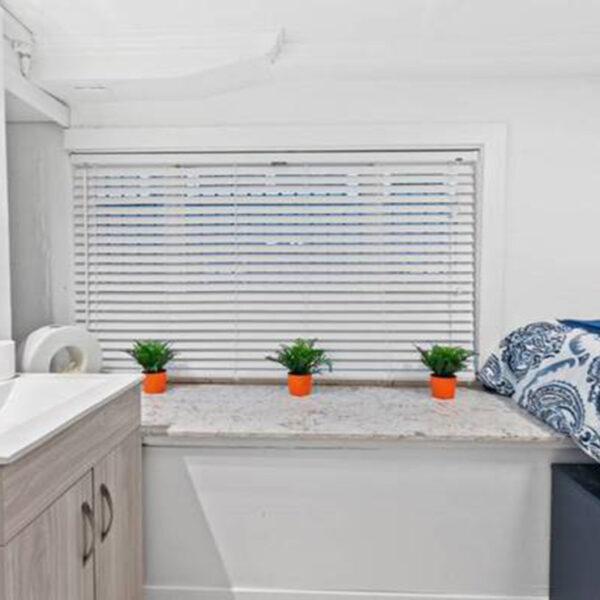 Las ofertas de vivienda no siempre suelen cumplir con lo que dictan los anuncios, prueba de ello, en un supuesto “microestudio” en renta, el cual resultó ser  un baño con cama