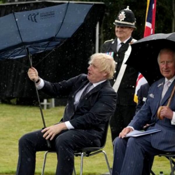 Boris Johnson; primer ministro de Reino Unido en tendencia por pelea con su paraguas
