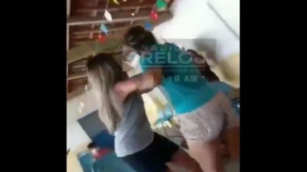 Tremenda pelea que se armó, luego de que una mujer descubriera a su esposo con su amante en el centro de vacunación contra el Covid-19