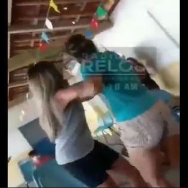 Tremenda pelea que se armó, luego de que una mujer descubriera a su esposo con su amante en el centro de vacunación contra el Covid-19