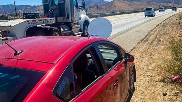 Un conductor que transitaba por una carretera de California fue detenido por llevar en el cofre un inusual dispositivo que le afectaba la visibilidad
