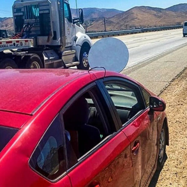 Un conductor que transitaba por una carretera de California fue detenido por llevar en el cofre un inusual dispositivo que le afectaba la visibilidad