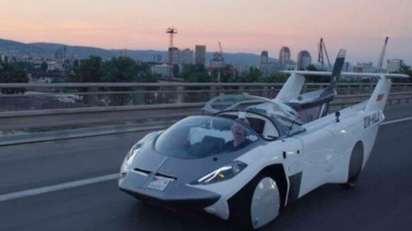 AirCar, un proyecto de Klein Visión, que aplica la vieja configuración de la aviónica tradicional y ha dado resultados