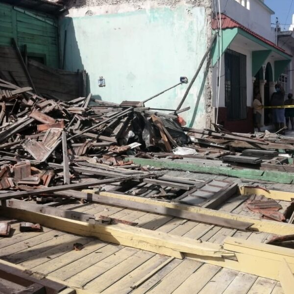 Casa de más de 117 años se derrumba en el Centro de Progreso