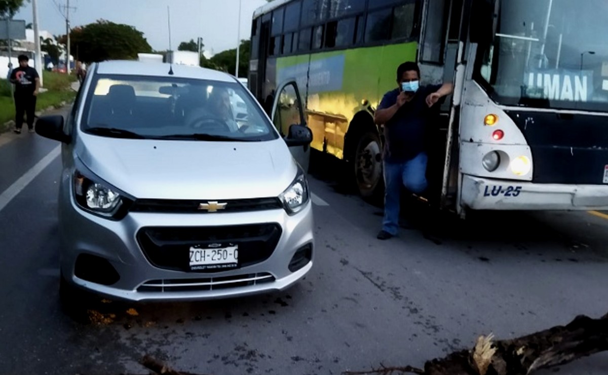 Ciudadanos protestan contra la CFE y bloquean la carretera Mérida-Umán
