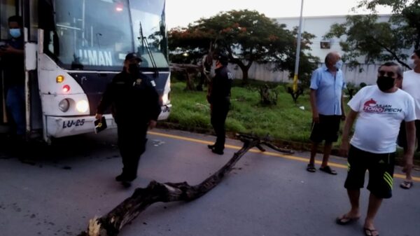 Ciudadanos protestan contra la CFE y bloquean la carretera Mérida-Umán