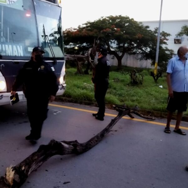 Ciudadanos protestan contra la CFE y bloquean la carretera Mérida-Umán