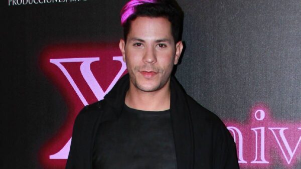 Christian Chávez impacta al presumir su derrière al desnudo