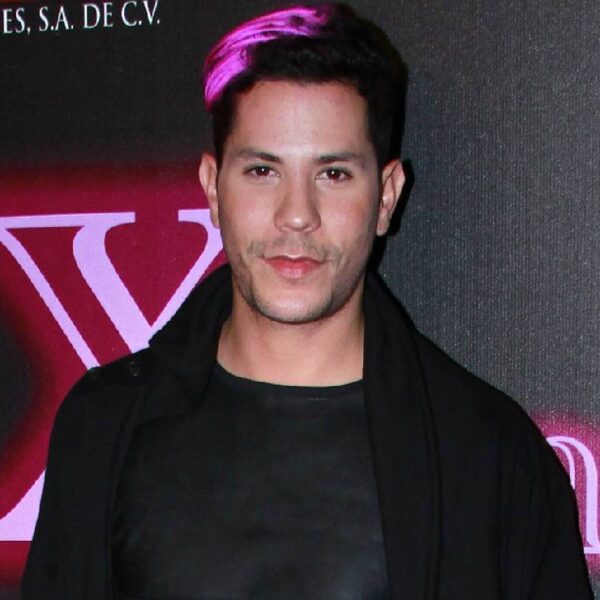 Christian Chávez impacta al presumir su derrière al desnudo