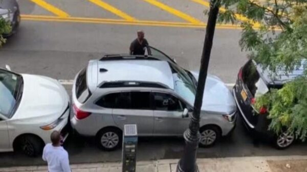 El video de un habilidoso conductor se viraliza en redes sociales, ya que logró sacar su unidad de un reducido lugar