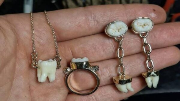 Jacqui Williams se caracteriza por su creatividad y se populariza por realizar piezas únicas con dientes de humanos fallecidos