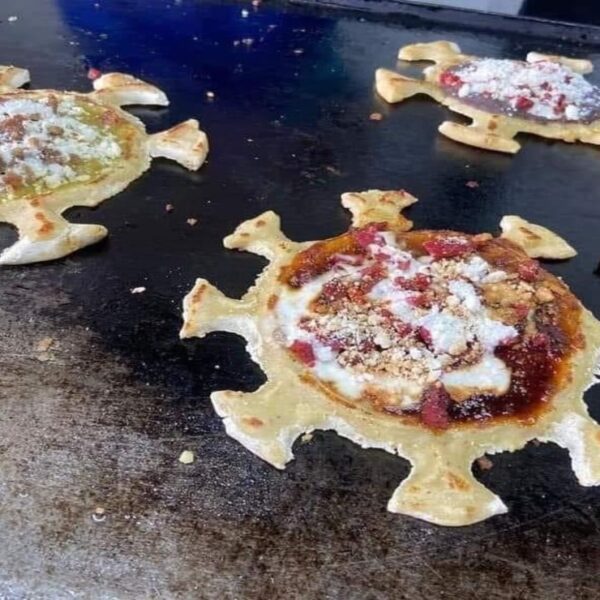 El ingenio de los mexicanos se refleja hasta en la gastronomía, ahora crearon el "covisope", el tradicional sope en forma de Covid-19