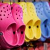 Crocs, presentó una serie de demandas contra 20 empresas por violar sus marcas comerciales y otras propiedades intelectuales de sus famosos zapatos