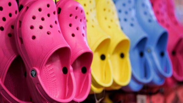 Crocs, presentó una serie de demandas contra 20 empresas por violar sus marcas comerciales y otras propiedades intelectuales de sus famosos zapatos