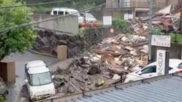 Buscan sobrevivientes tras deslave en Japón