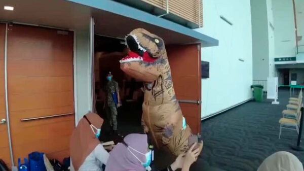 Acudió disfrazado de dinosaurio a vacunarse contra el Covid-19, generando infinidad de reacciones por su buen humor