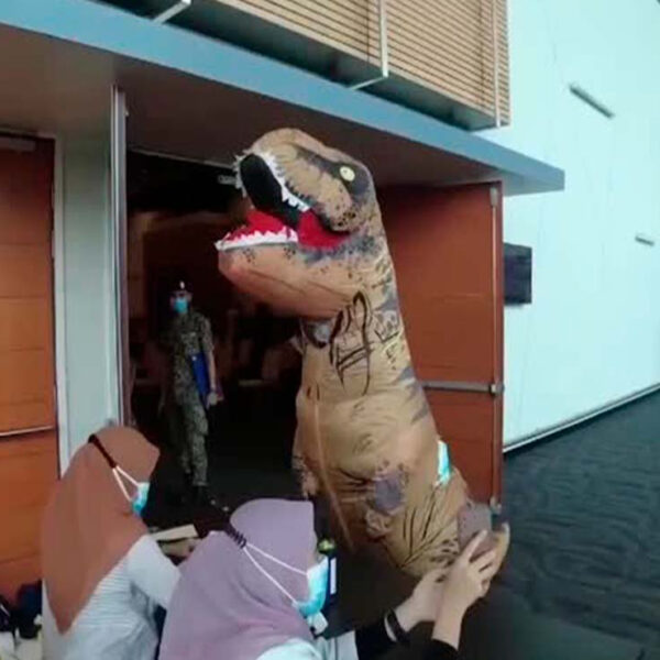 Acudió disfrazado de dinosaurio a vacunarse contra el Covid-19, generando infinidad de reacciones por su buen humor