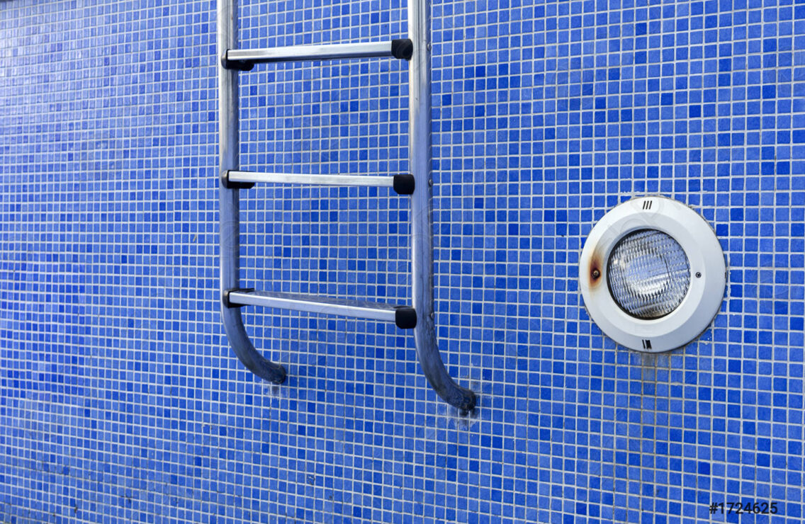 Hombre de 60 años en estado de ebriedad muere al caer en el interior de una piscina vacía en Mérida