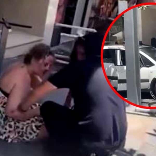 Conductor pierde el control y atropella a gente en zona comercial de Marbella, España