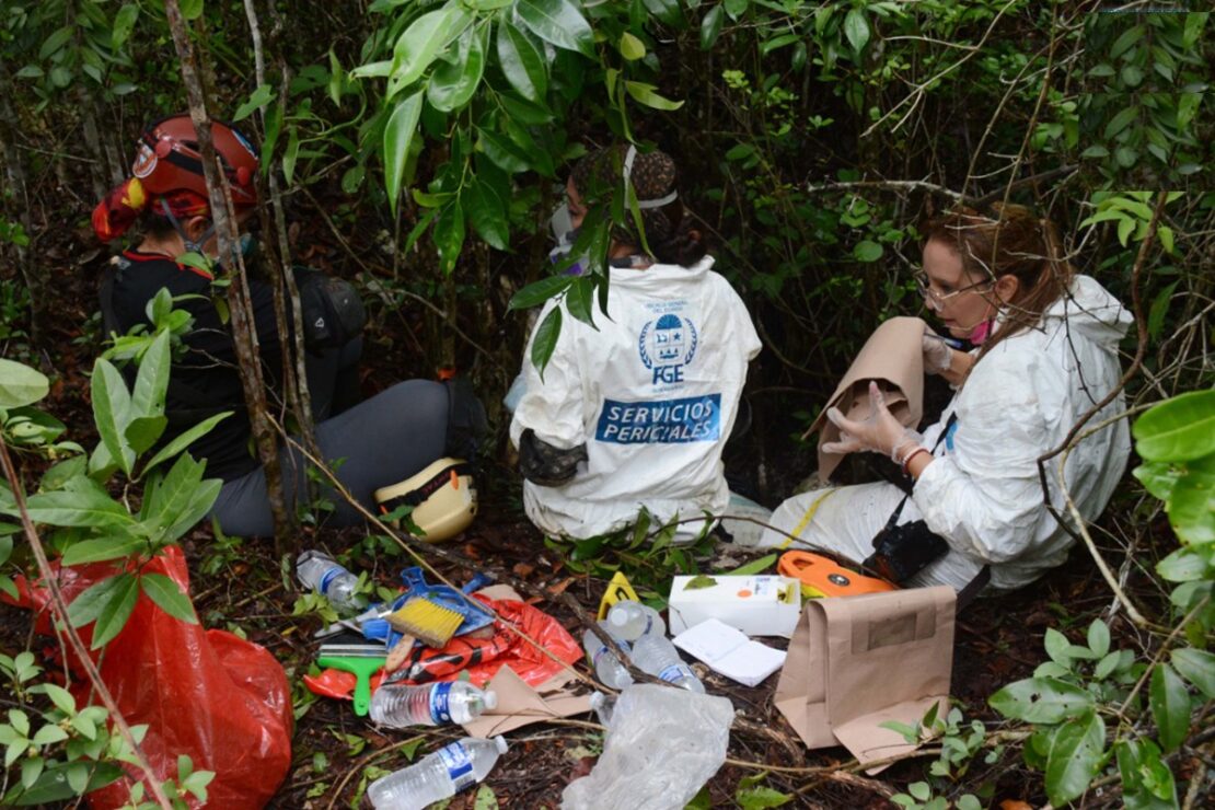 Identifica la Fiscalía dos de los 9 cuerpos hallados en narcofosas en Bonfil; continúan las investigaciones para conocer la identidad de las demás víctimas.