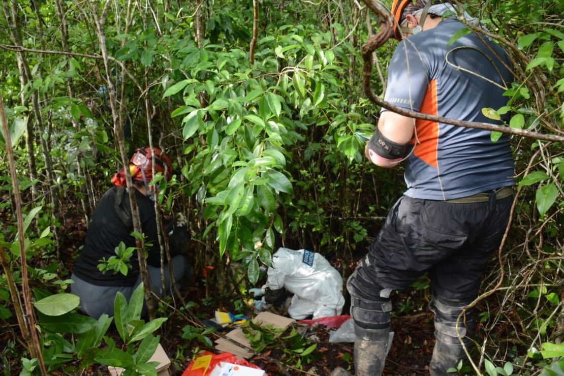 Recuperan siete cuerpos en narcofosa de Alfredo V. Bonfil; el número de víctimas podría aumentar por los trabajos de excavación.