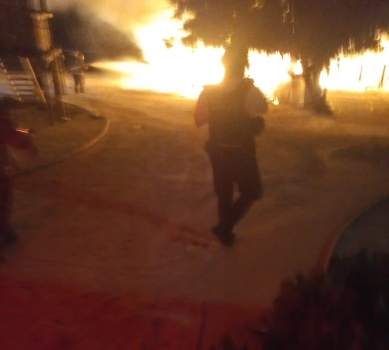 Cancún: Incendio consume tres palapas en playa Langosta (VIDEO); el siniestro de gran magnitud se registró durante la madrugada de hoy.