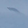En redes sociales se viraliza el video de un objeto color negro en el cielo que fue captado desde la ventanilla de un avión comercial