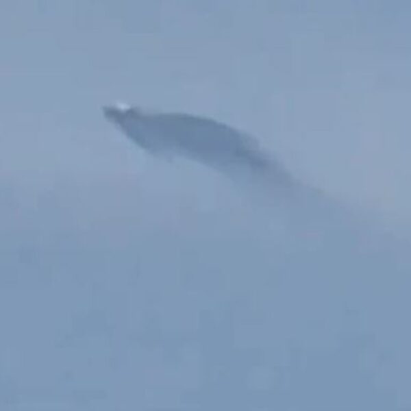 En redes sociales se viraliza el video de un objeto color negro en el cielo que fue captado desde la ventanilla de un avión comercial