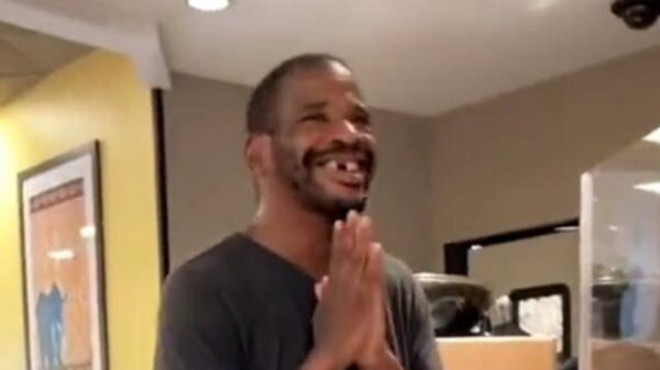 Generalmente cuando un indigente entra a una cafetería como Starbucks suelen pedirle que se retire, pero en esta historia terminó con un final feliz