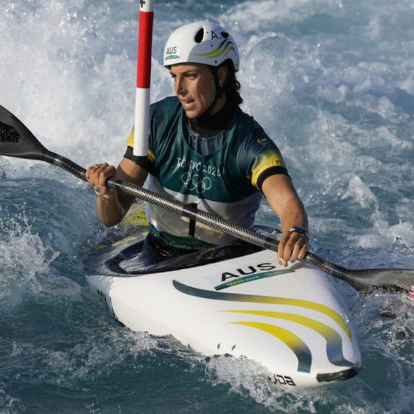 Luego de reparar su kayak con un ingenioso truco, la atleta australiana Jessica Fox, logró competir al final del canotaje femenino