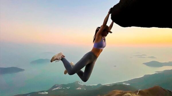 Luego de intentar tomarse una selfie en el borde de una cascada, la influencer Sofia Cheung, originaria de Hong Kong, murió el pasado fin de semana