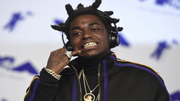 Un video del rapero estadounidense Kodak Black, ha sido tendencia en los últimos días, en el cual avienta miles de dólares al mar desde un barco