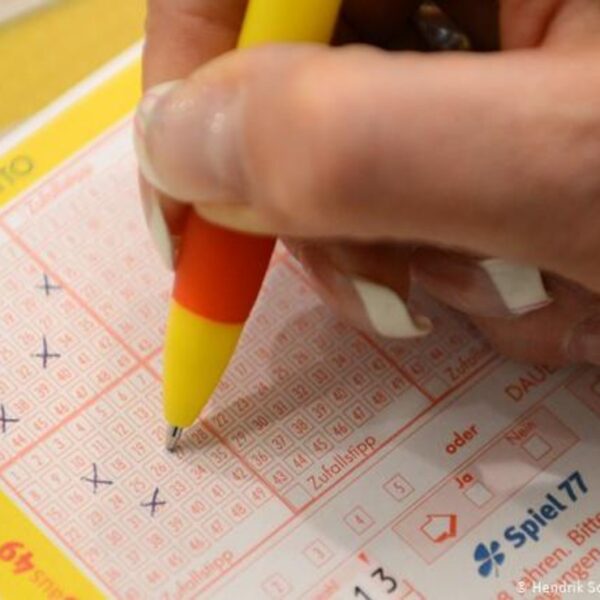 Una mujer de Alemania se populariza luego de que ganara la lotería, ya que se enteró varias semanas después que era millonaria