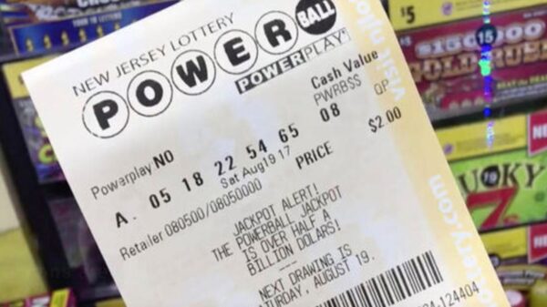 Ganarse la lotería es el sueño de todos y quienes tienen la suerte de lograrlo quieren gritarlo a los cuatro vientos, sin embargo un hombre guardo el secreto por diez años