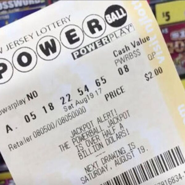 Ganarse la lotería es el sueño de todos y quienes tienen la suerte de lograrlo quieren gritarlo a los cuatro vientos, sin embargo un hombre guardo el secreto por diez años