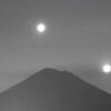 Captan en video el momento en que la Luna, Venus, y martes sobrevolaron en el cielo nocturno del Popocatépetl