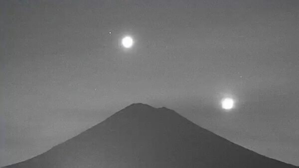 Captan en video el momento en que la Luna, Venus, y martes sobrevolaron en el cielo nocturno del Popocatépetl
