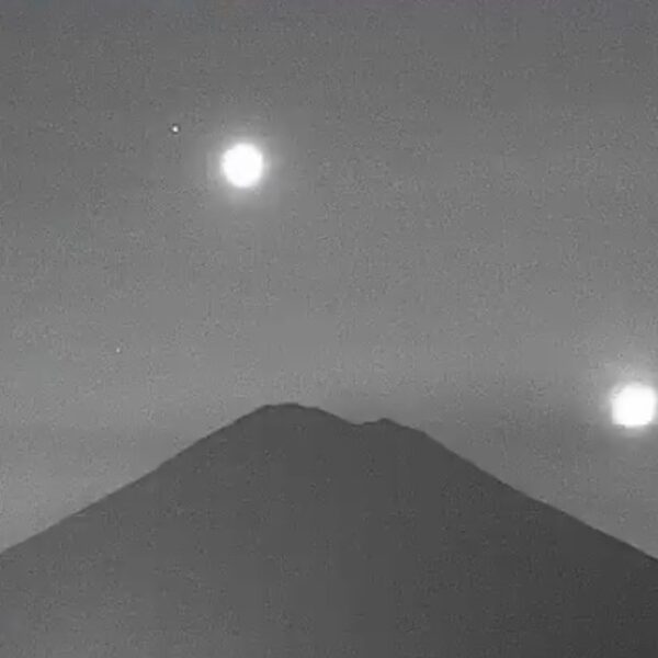 Captan en video el momento en que la Luna, Venus, y martes sobrevolaron en el cielo nocturno del Popocatépetl