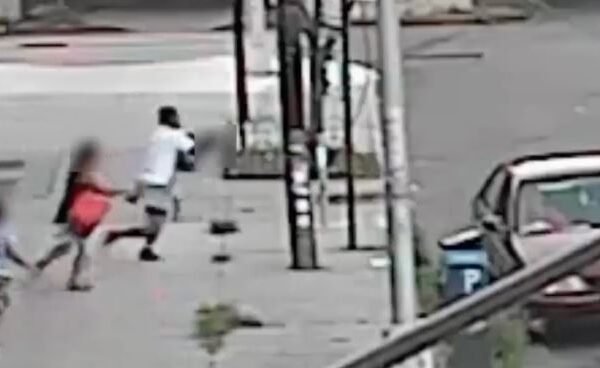 Mujer evita el secuestro de su hijo de cinco años, luego de que un sujeto se lo arrebatara y los subiera a un automóvil