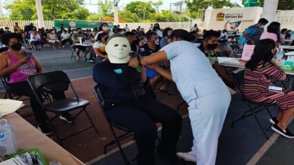 Durante la jornada de vacunación contra el Covid-19, destacó un joven que acudió con una máscara del asesino de la película Halloween