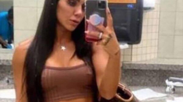 Aerolínea acusa a mujer de viajar desnuda