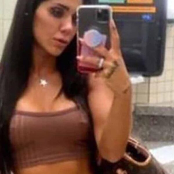 Aerolínea acusa a mujer de viajar desnuda