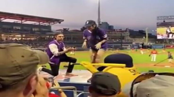 Cupido esta vez no jugó a favor de un joven que durante un partido de béisbol le pidió matrimonio a su novia, pues no obtuvo la respuesta esperada