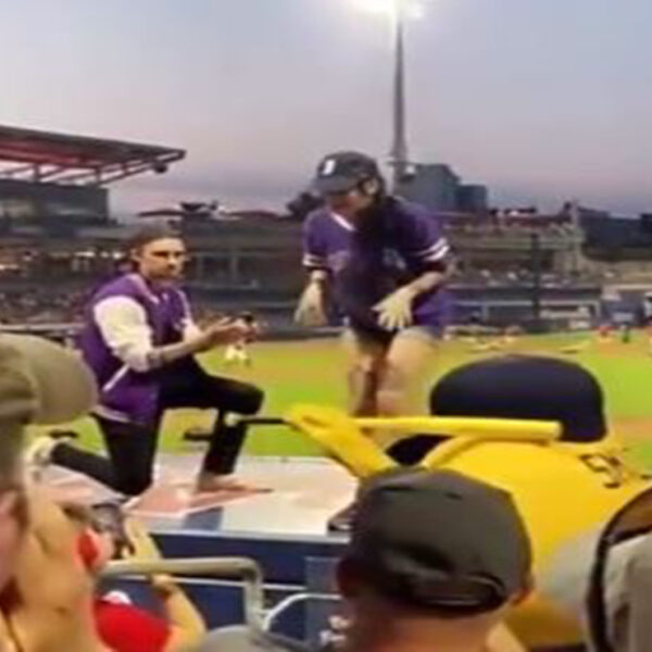 Cupido esta vez no jugó a favor de un joven que durante un partido de béisbol le pidió matrimonio a su novia, pues no obtuvo la respuesta esperada