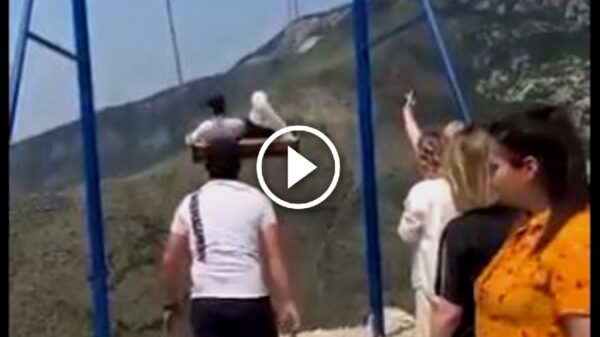 Video: Mujeres caen del columpio más alto del mundo