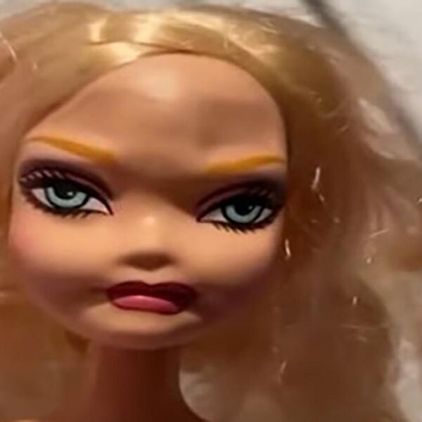 Una muñeca que tiene las características de hacer distintas caras se populariza en las redes sociales, hay quienes incluso la catalogan como diabólica.