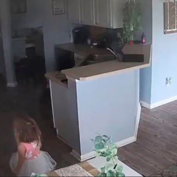 Gracias a la reacción inmediata de una niña de cuatro años de edad, se evitó que un incendio se propagara en la casa de su familia