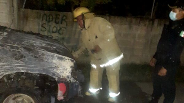 Camioneta se incendia y es consumida por el fuego en colonia de Chemax