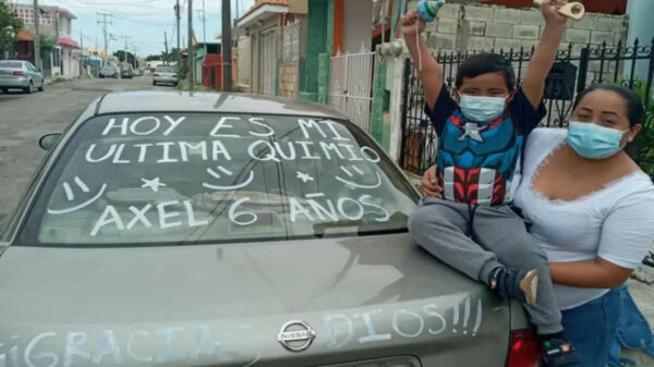 La celebración de un niño tras recibir su última quimioterapia se viraliza, debido a la algarabía con la que dio por terminado su tratamiento