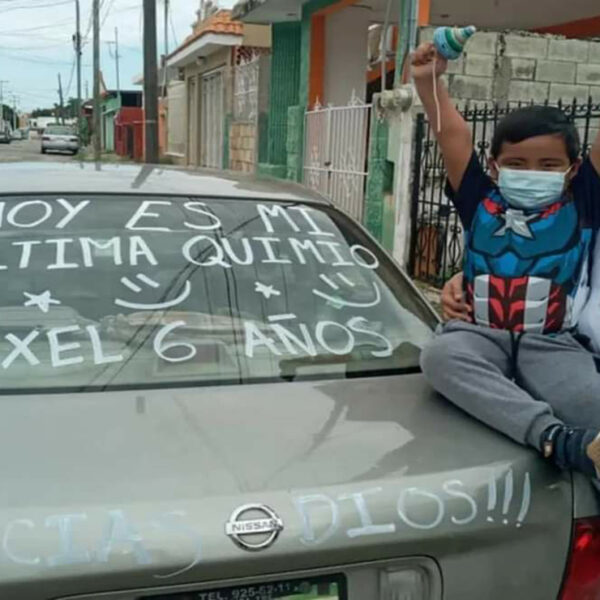 La celebración de un niño tras recibir su última quimioterapia se viraliza, debido a la algarabía con la que dio por terminado su tratamiento